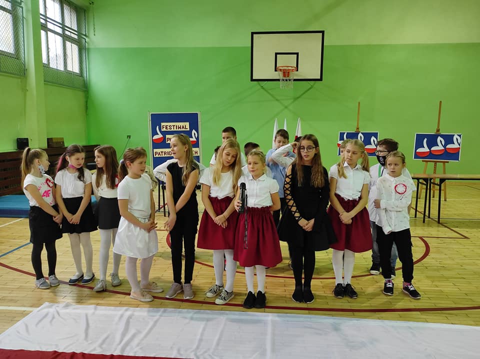 Uczniowie śpiewają pieśń patriotyczną